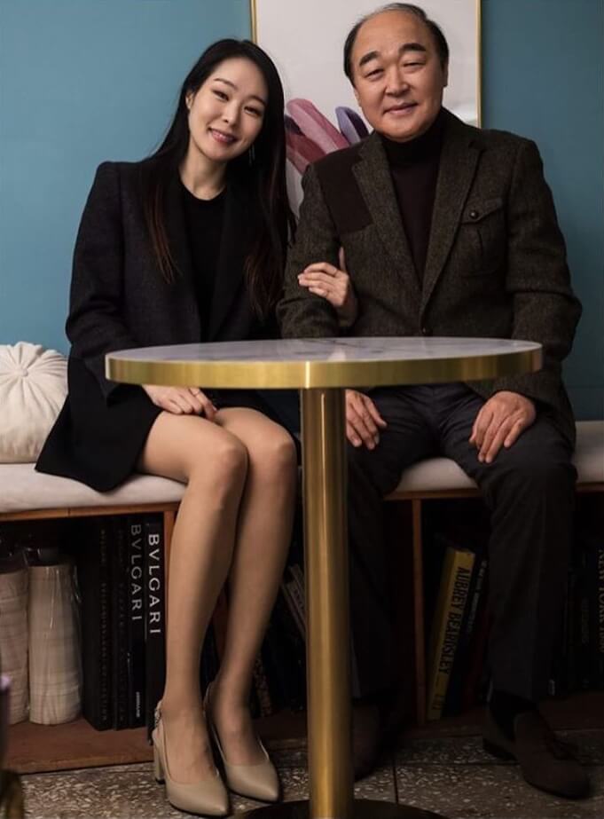 앉아있는-남성과여성의모습