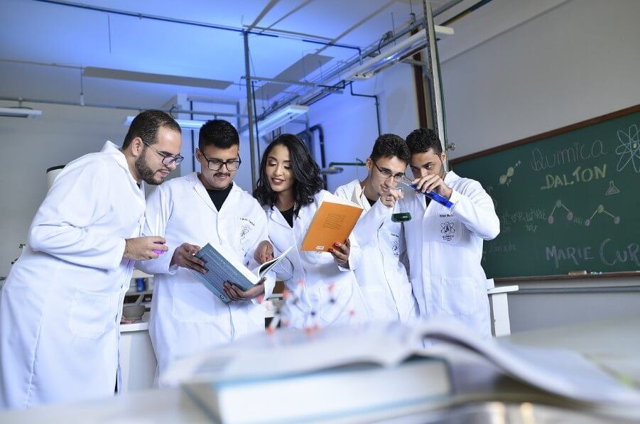 연구원들이 회의 중