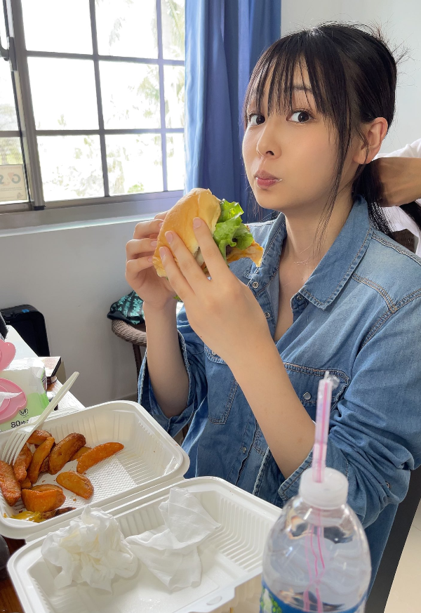 햄버거를 한입 먹은 토키타 아미(Ami Tokita)