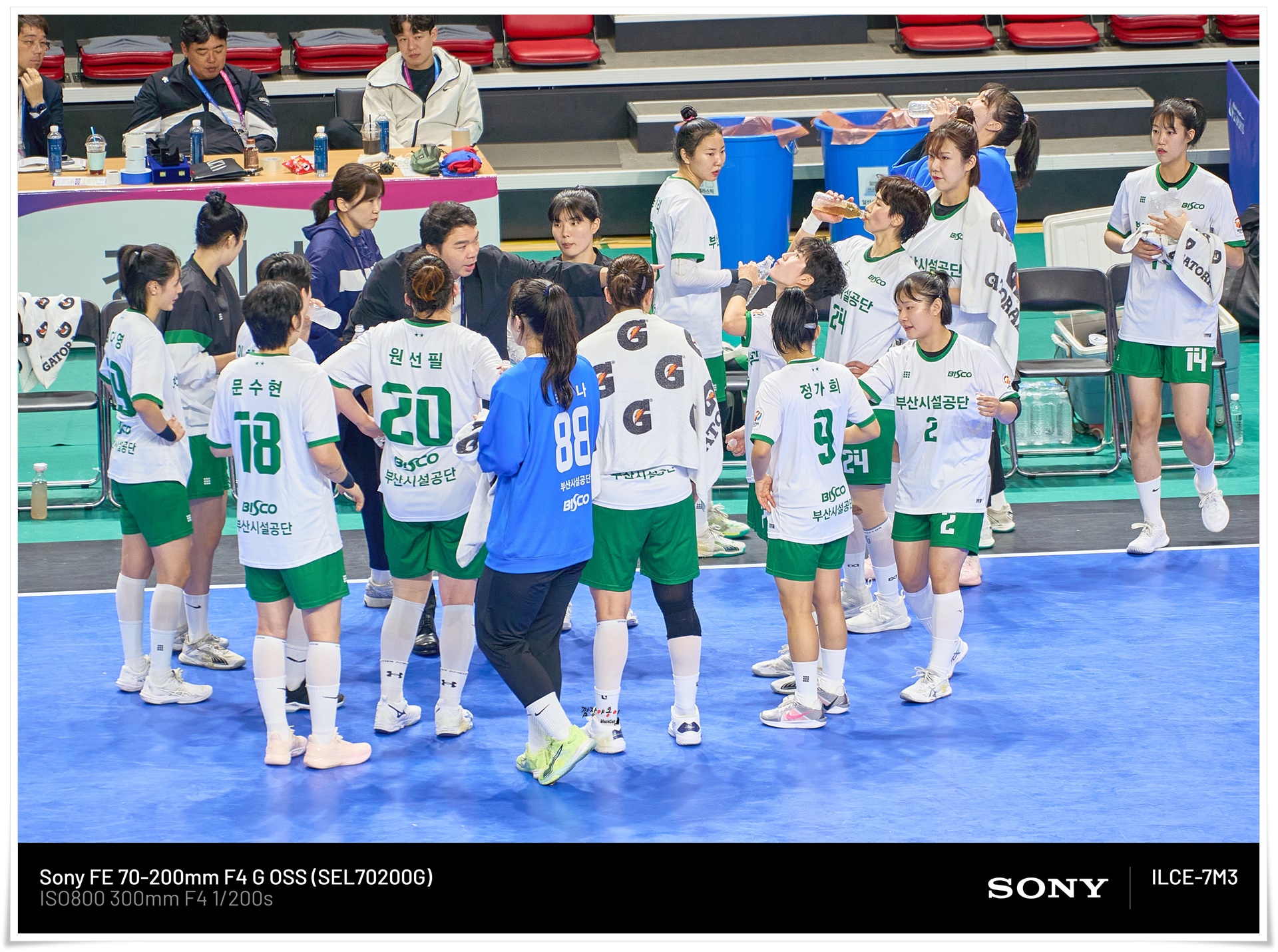 핸드볼 경기 중 선수 교체와 공격 전개 장면