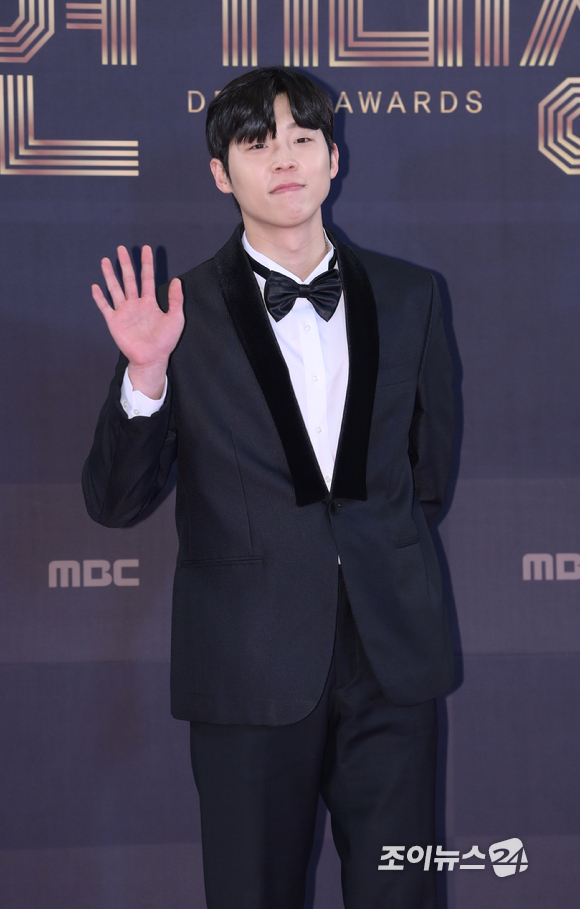 '일당백집사' 배우 송덕호가 30일 오후 서울 마포구 상암 MBC사옥에서 열린 '2022 MBC 연기대상' 레드카펫 행사에 참석하고 있다. [사진=정소희 기자]