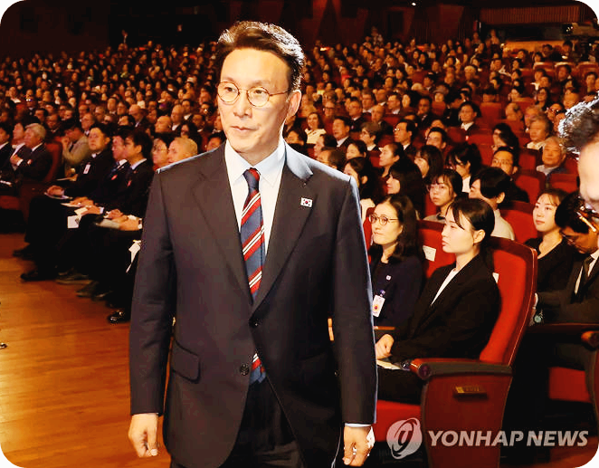 개천절 경축사를 하기 위해 단상으로 향하는 김민석 총리 [사진 : 연합뉴스]
