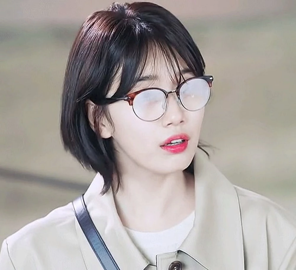 안경을 제대로 닦지 않은 모습