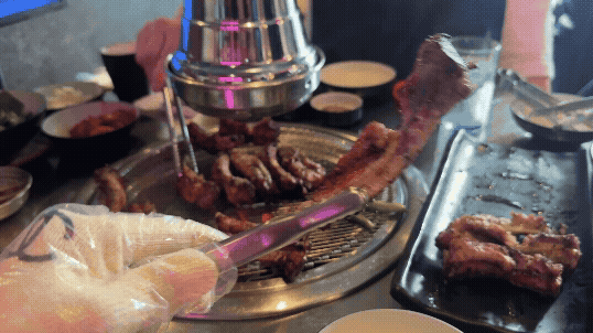강남 쪽갈비 논현점에서 뼈째 쪽갈비를 들고 먹는 장면 GIF