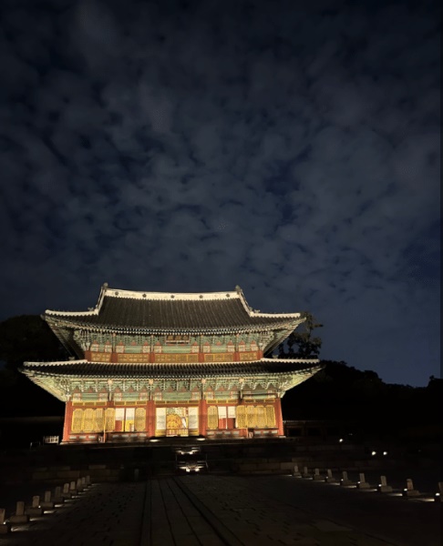 Changdeokgung Palace Moonlight Tour is an event hosted by the Korea Cultural Heritage Foundation, and is a program to view Changdeokgung Palace under the soft moonlight. This event provides a special experience of visiting various parts of the palace with a professional commentator, enjoying commentary on each hall and traditional art performances.