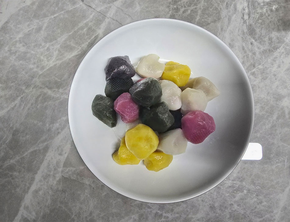 햇곡식으로 빚어낸 오색 송편 한 접시