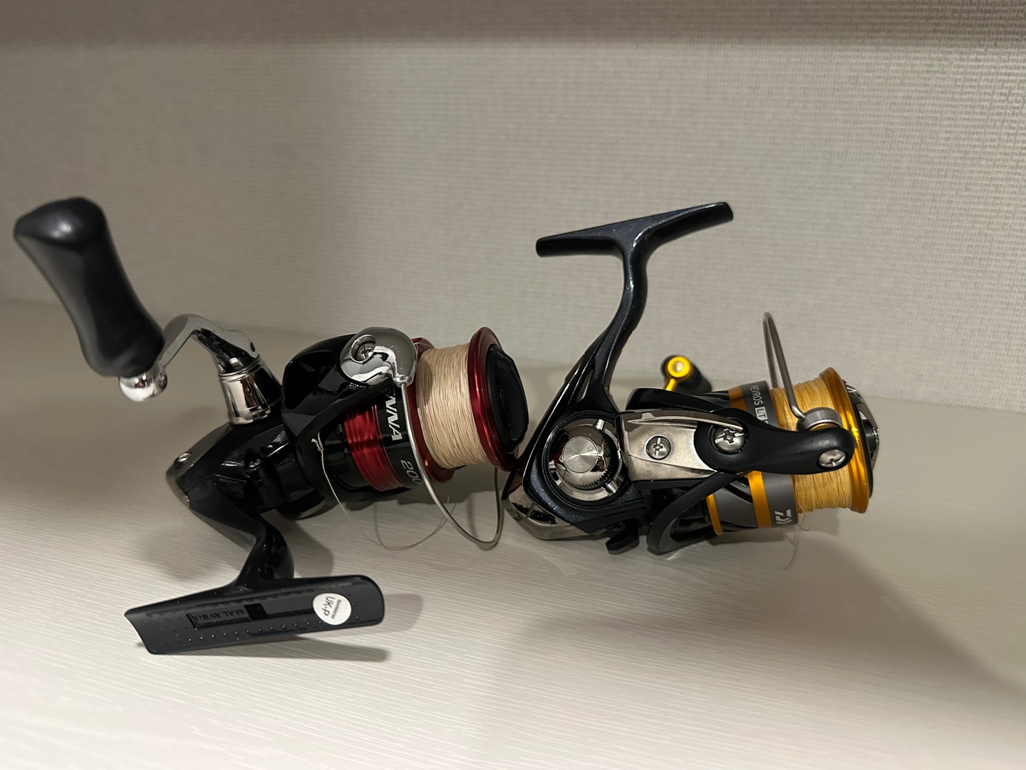 라인 감겨있는 스피닝릴 사진