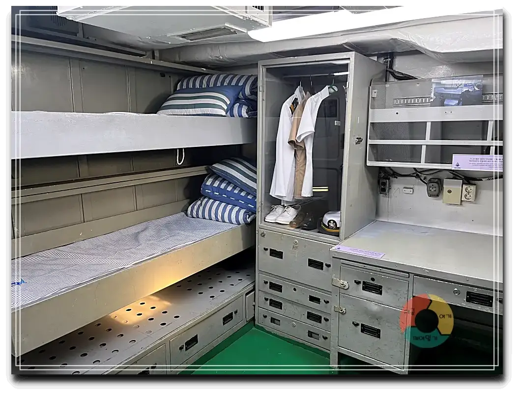 서울함공원_서울함-군인-내무실-2층침대-책상-옷장