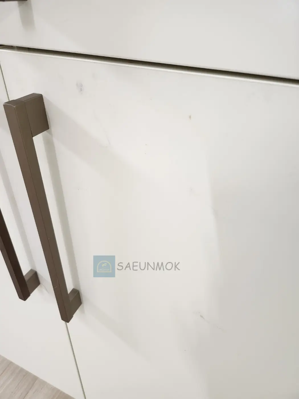 부엌-서랍장-문-얼룩