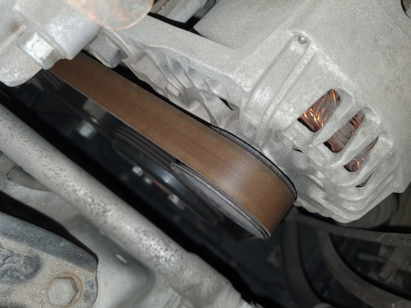 갈색으로-변한-자동차-겉벨트