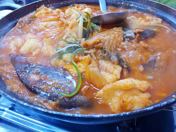 진심 가득 건강 담은 맛 철원 한탄강 주상절리 맛집 추천 생방송투데이 청정지역 상류에서 갓잡은 자연산 잡고기로 끓이는 매운탕 메기매운탕 어탕국수 도리뱅뱅 오늘방송 보고 먹고 즐기고 쓰리고