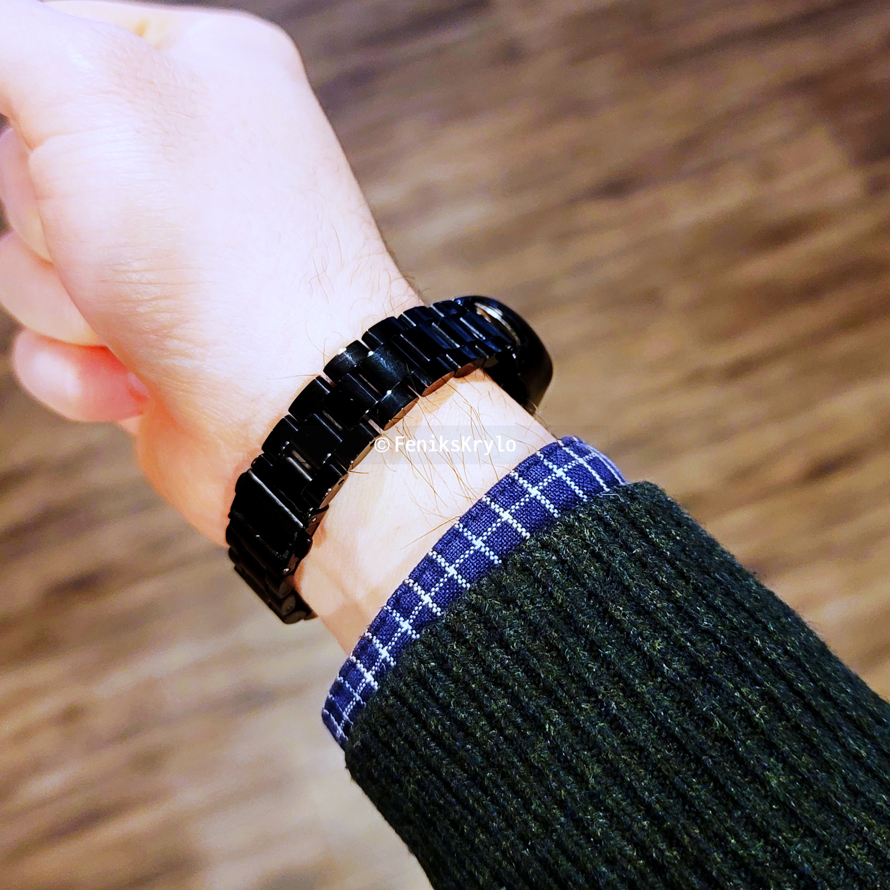 블랙-메탈-스트랩으로-교체한-갤럭시-핏2를-착용한-모습이다.