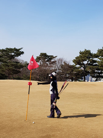 깃대 꼽는 골프의 문제점 발생