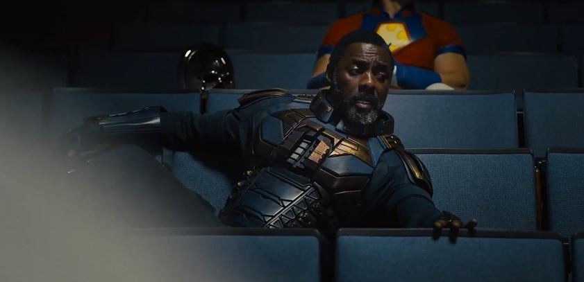 거만하게 앉아있는 이드리스 엘바의 모습