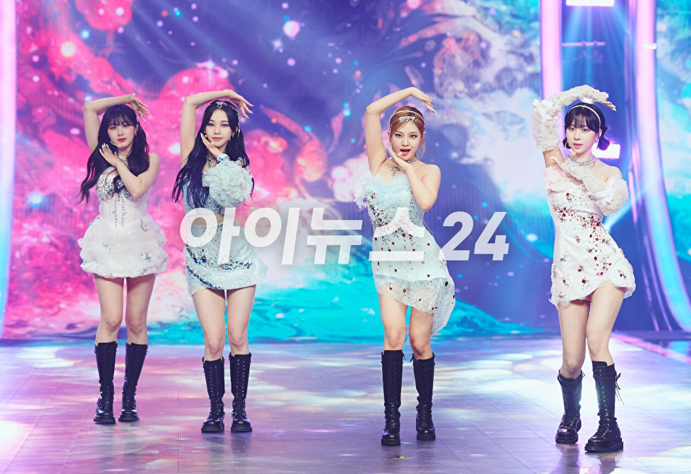 그룹 에스파(aespa)가 31일 오후 진행된 &#39;2021 MBC 가요대제전&#39;에 참석해 멋진 무대를 선보이고 있다. [사진=MBC]
