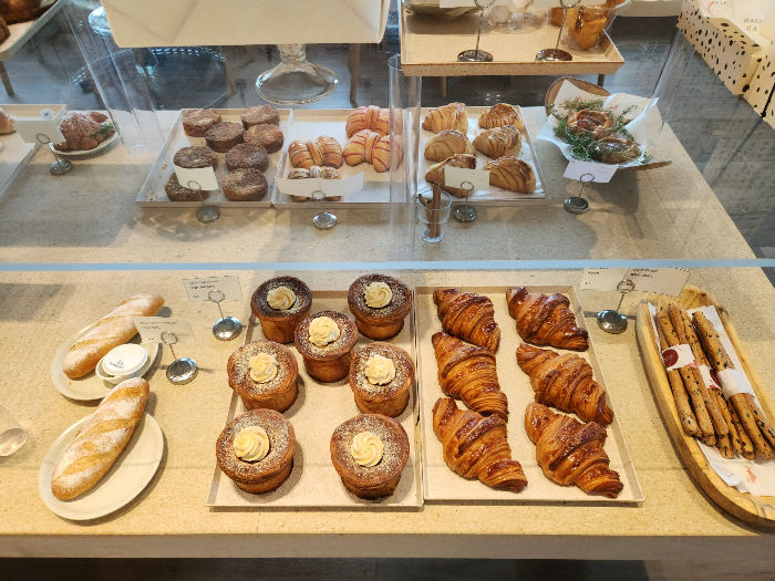 There are many breads on a plate on the table. 3