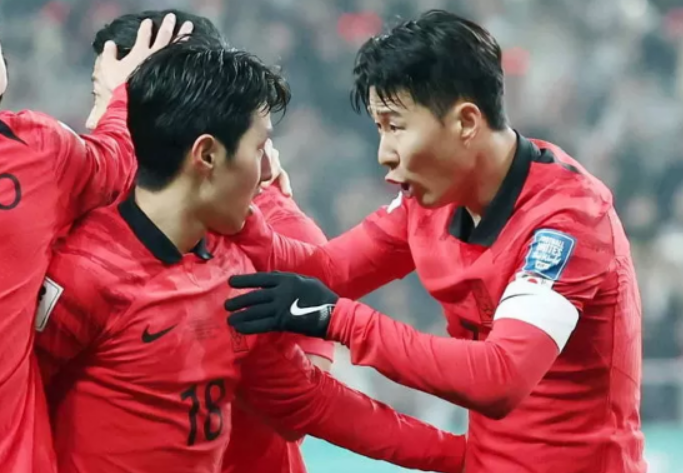 손흥민과 이강인이 경기에서 서로 말을 주고 받는 장면