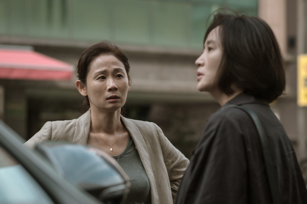 영화-내가-죽던-날-김선영-김혜수-스틸컷