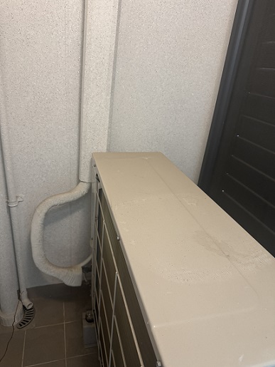 청소 전 지저분한 실외기실 사진