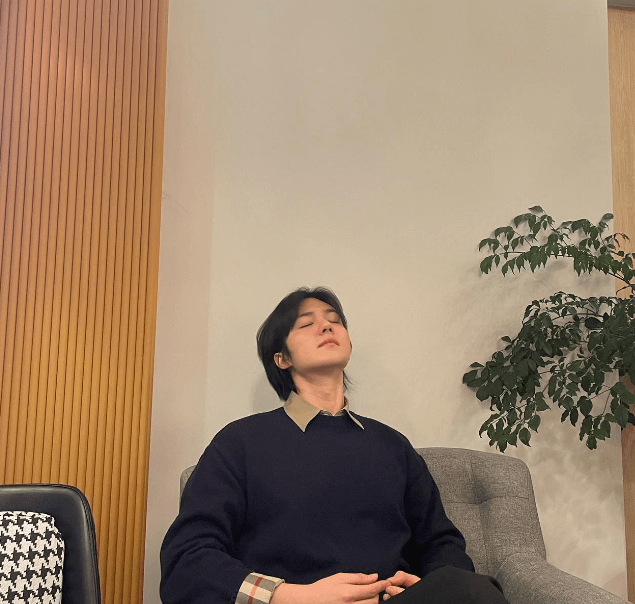 배우-서우혁이-검정색-니트를-입고-의자에-앉아-눈을-감고-고개를-치켜든-모습