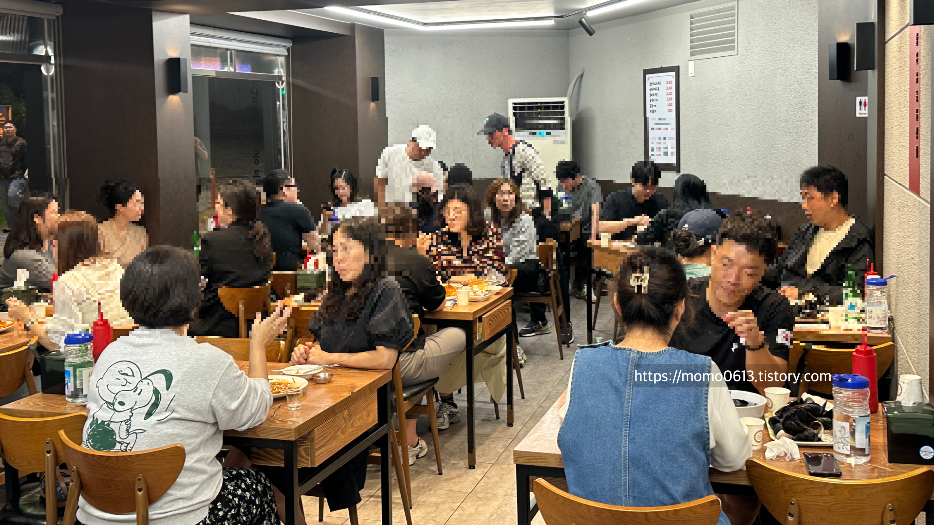 매장에 손님들로 북적이는 유동골뱅이 가게