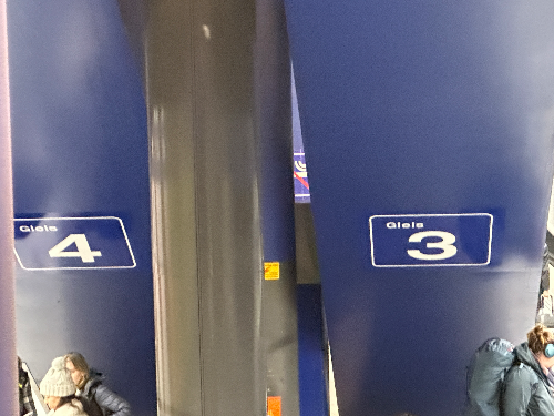 기차 3번 플랫폼과 4번 플랫폼