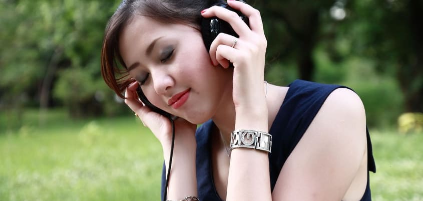 헤드셋을 쓰고 미소를 짓고 있다