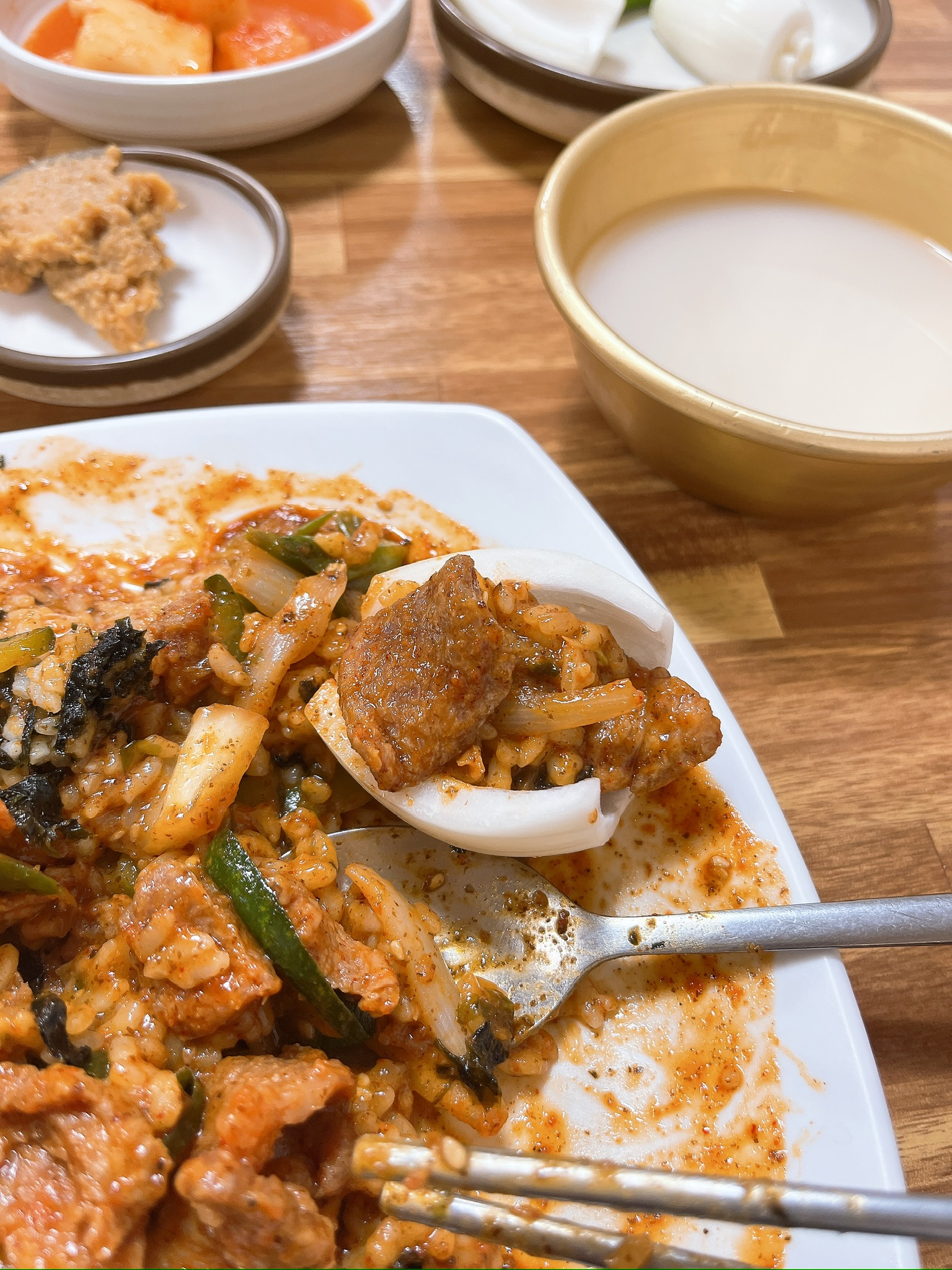 제육덮밥을 양파에 올려놓았음