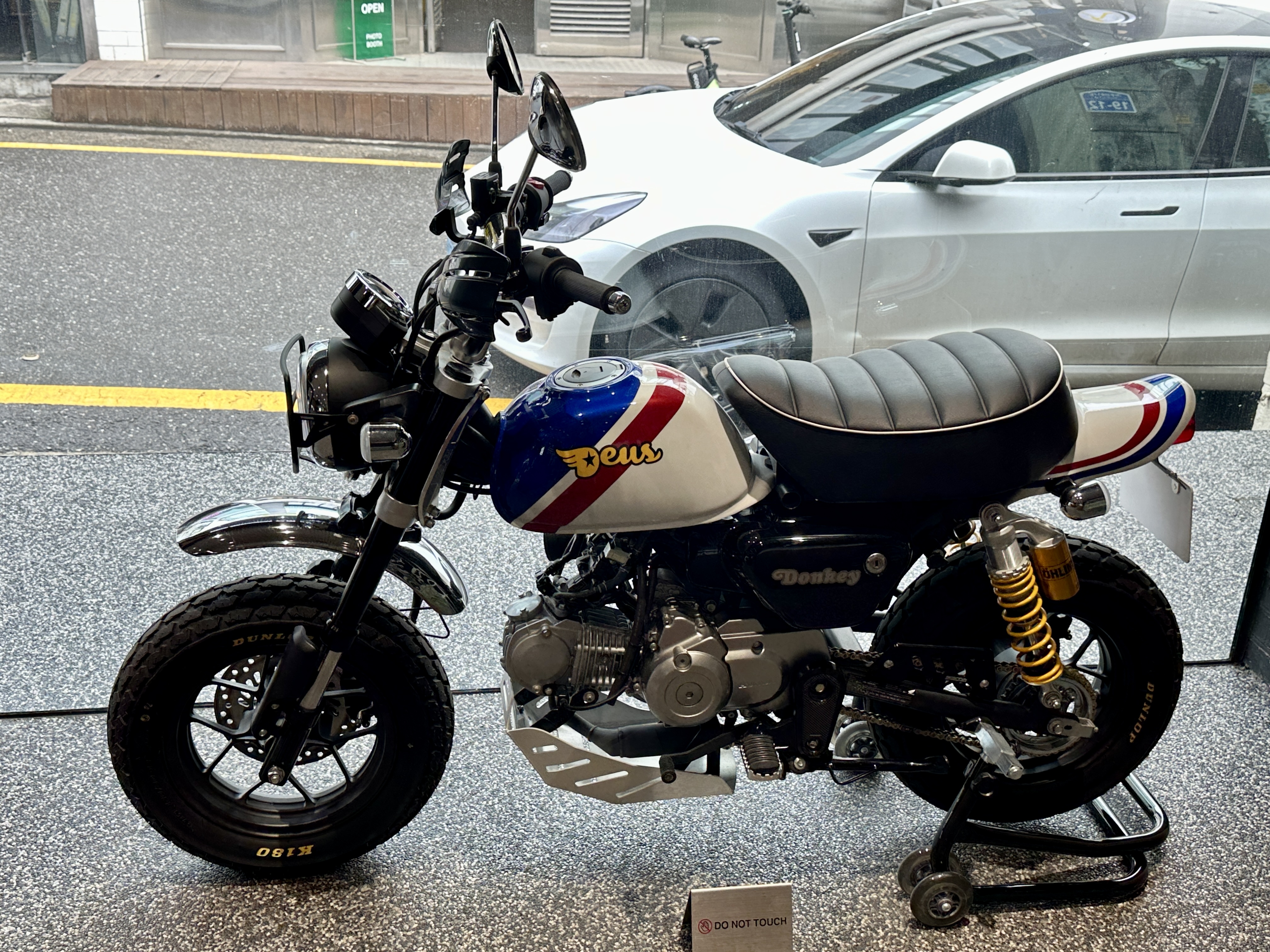 데우스엑스마키나 홍대점 오토바이