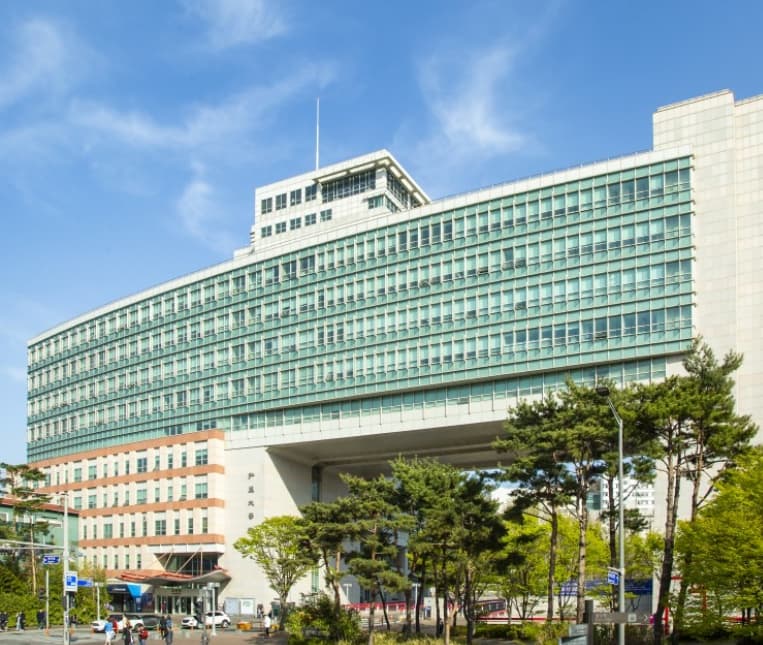 홍익대학교 서울캠퍼스 본관을 찍은 사진