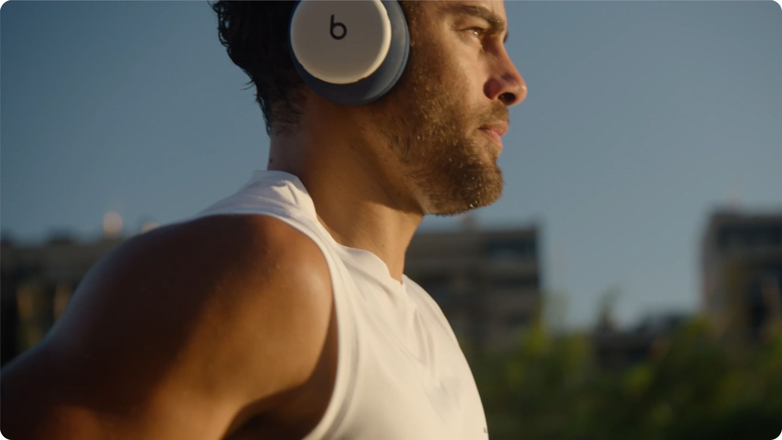 서로 다른 색상의 쿠션을 장착한 Beats 360을 착용한 사람들
