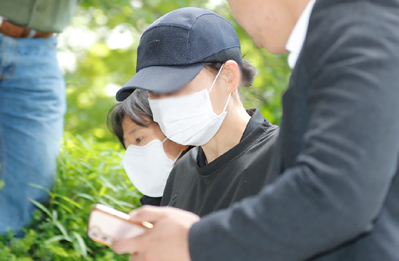 인천 지역 교회에서 여고생을 학대해 사망케 한 혐의를 받는 50대 여신도 A씨가 지난달 18일 인천 미추홀구 인천지법에서 열린 구속 전 피의자 심문(영장실질심사)에 출석하고 있다. [사진=뉴시스]