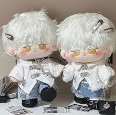 한-쌍의인형-옷을-선물-받은-귀여운-인형들