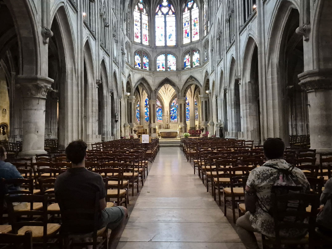 파리 5구 라틴지구의 생세브랭 성당, 붐비는 거리 바로 곁에 있지만 안으로 들어가면 고요해지는 성당