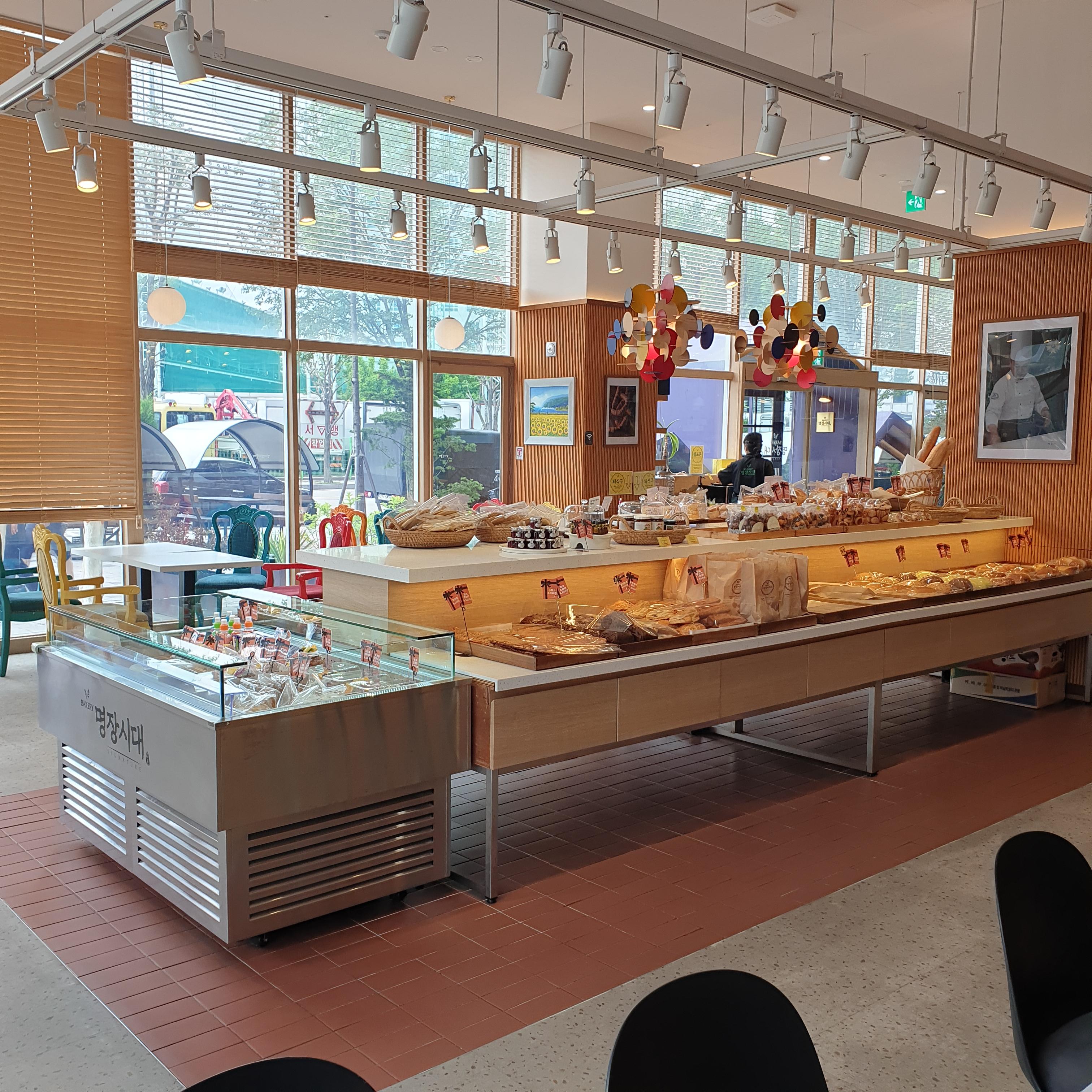 명장시대 빵 진열대 전면사진