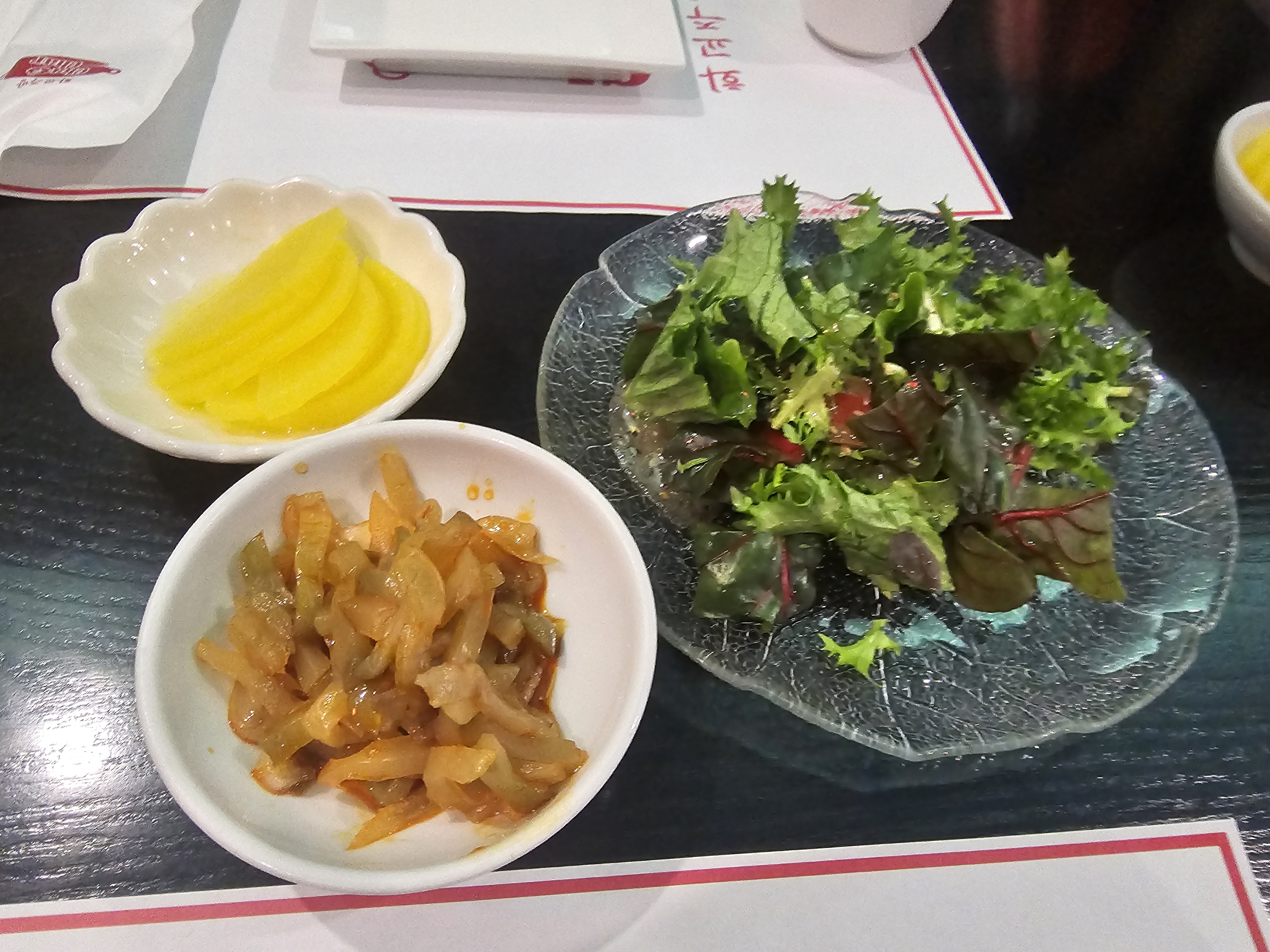 부산 서구 차차알 기본 반찬, 단무지와 채소무침, 샐러드