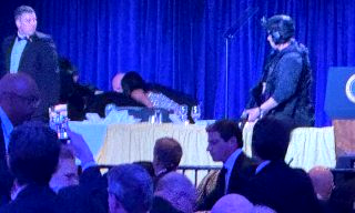 백악관 만찬 총격 아수라장 트럼프 피신 범인 직업 교사 속보(영상)