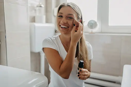 여름 뷰티에 가벼운 파운데이션으로 새로운 매력을 더하세요 : 편안한 착용감과 자연스러운 커버력을 가지 메이크업 룩의 비결