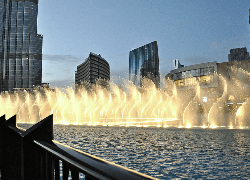 해가 다 떨어지지 않은 오후에 조명과 함께 물결치는 두바이의 분수