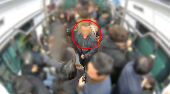 혼잡한 지하철 내에서 외국인 관광객 가방을 훔친 50대 남성이 경찰에 붙잡혔다. 사진은 범행 당시 모습. [사진=서울경찰청]