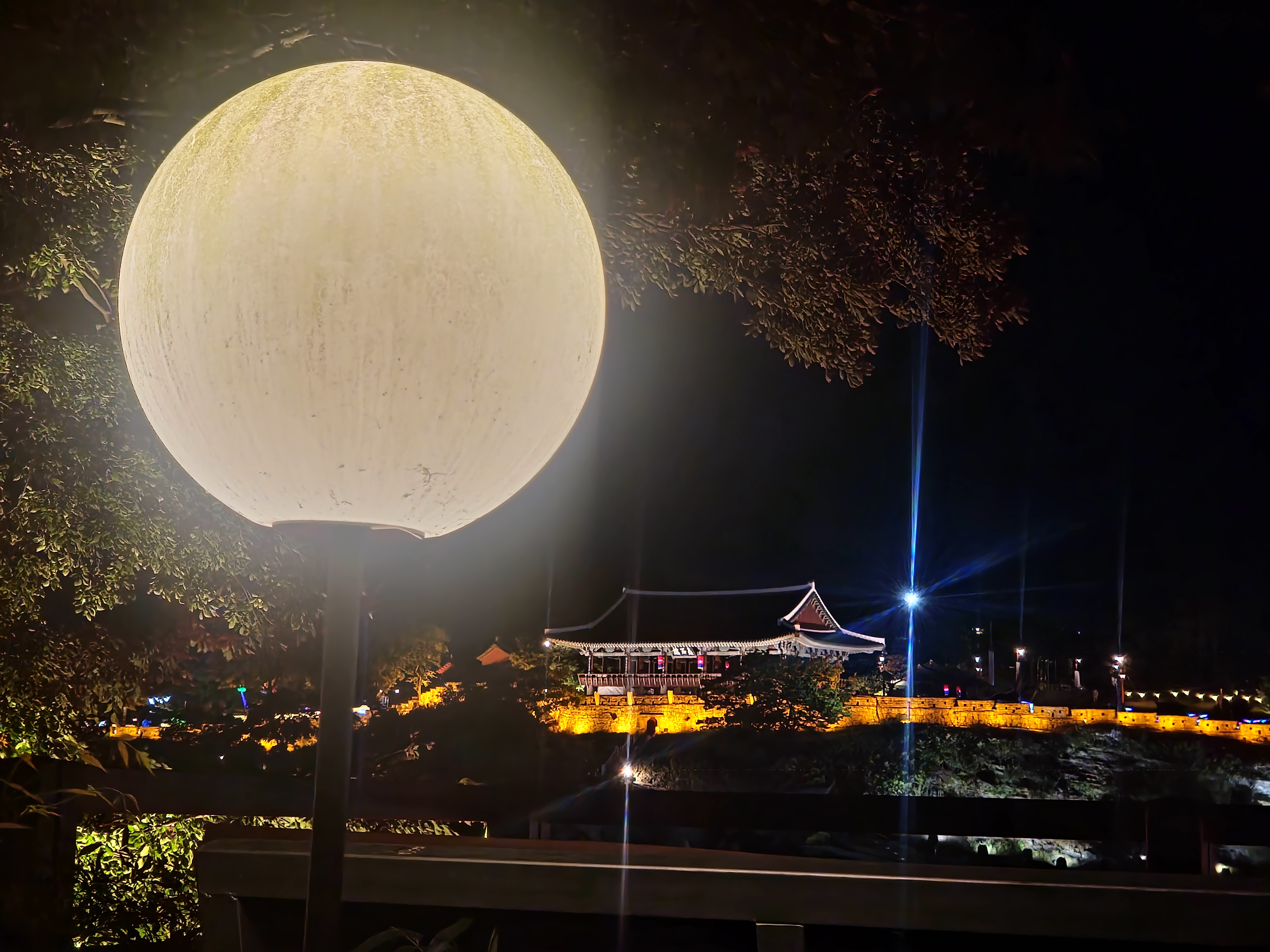 진주성과 달모양 조명