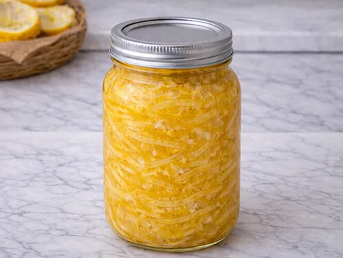 유리병에 섞은 유자 담기