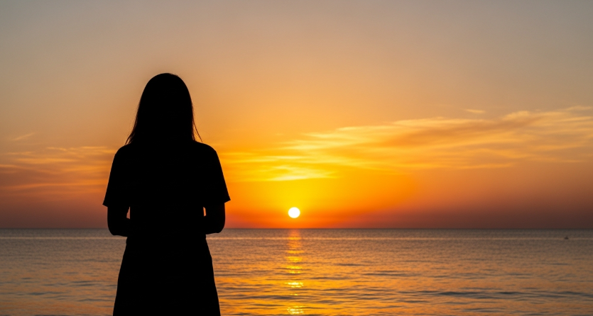 석양 무렵 지중해 바다를 바라보며 서 있는 실루엣