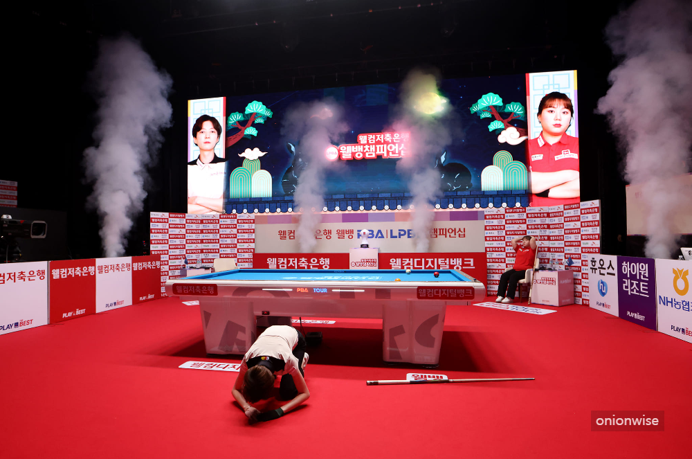 임정숙 선수가 LPBA투어 우승 직후 세배를 올리고 있는 모습