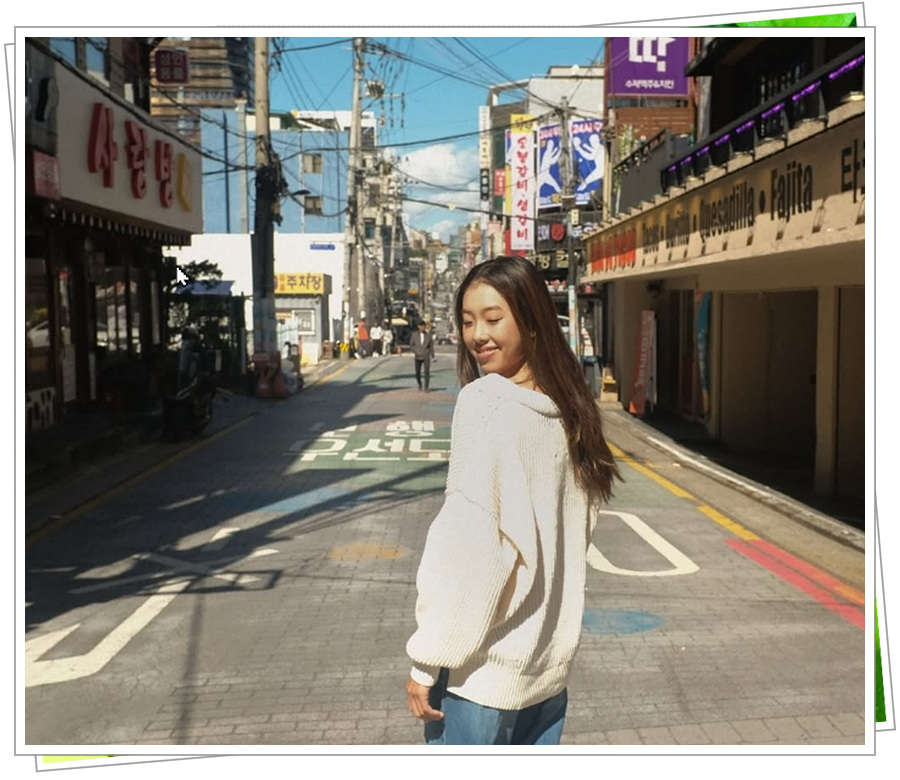 길거리에서 뒤돌아 보는 노예림 선수