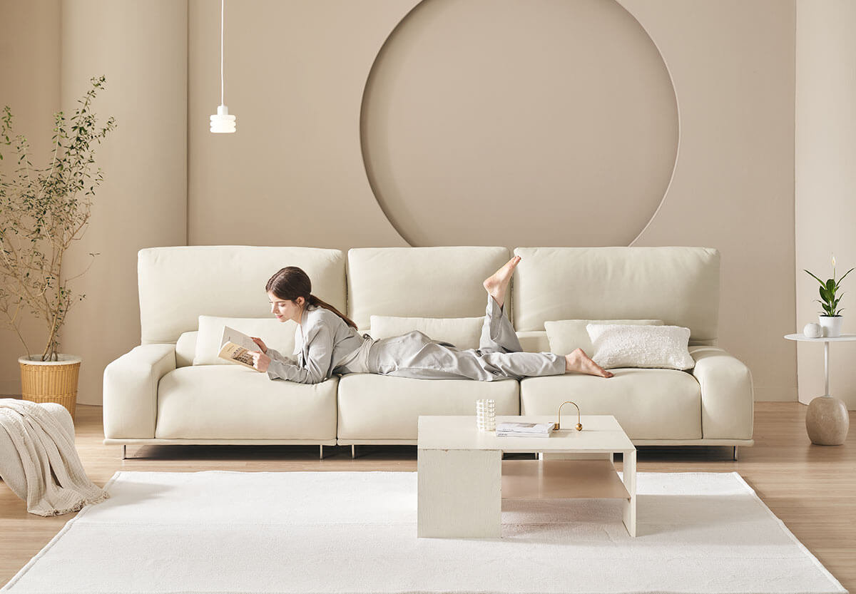 밝은 색 가죽 소파