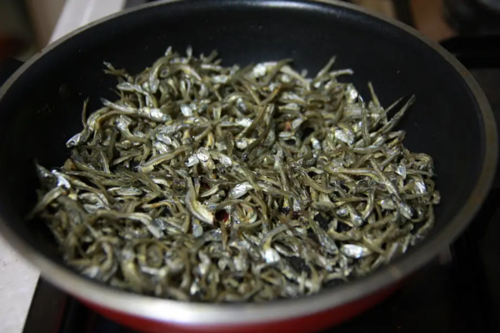 멸치 볶는 모습
