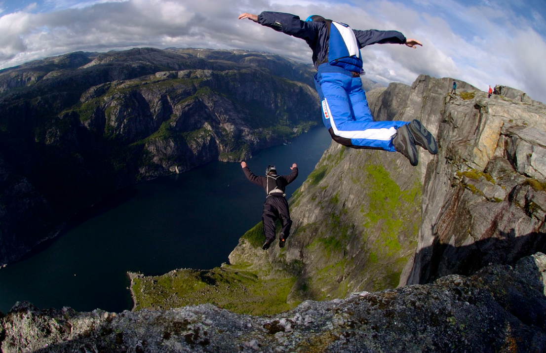 베이스 점프(Base Jumping)의 기원과 위험성
