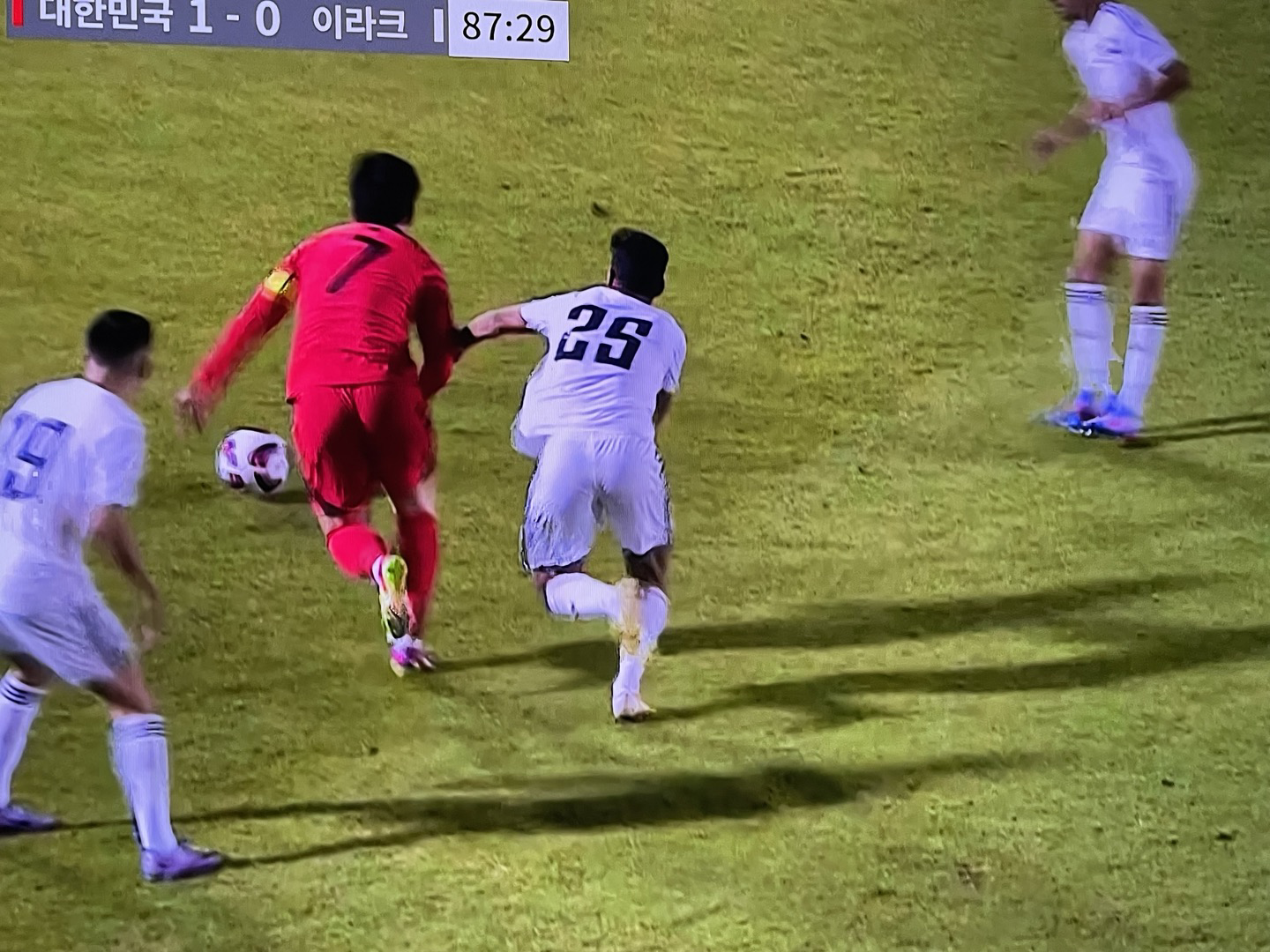 손흥민과 이라크 25번선수 충돌장면