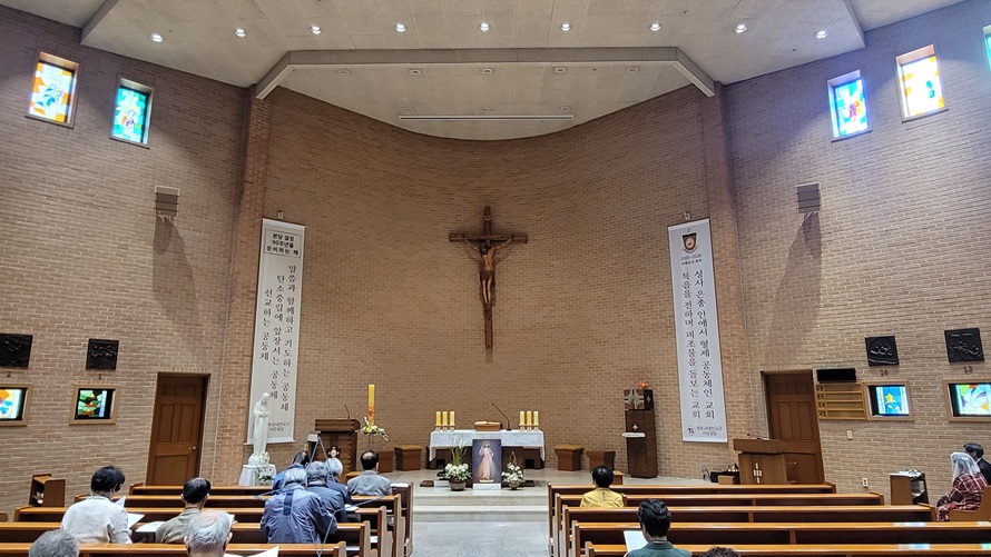 서천성당 성전 내부 십자고상, 제단, 제대 사진입니다.